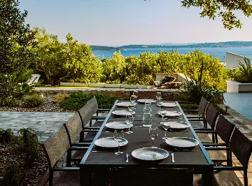 Kaštel Kambelovac Villa for Up to 12 Guests