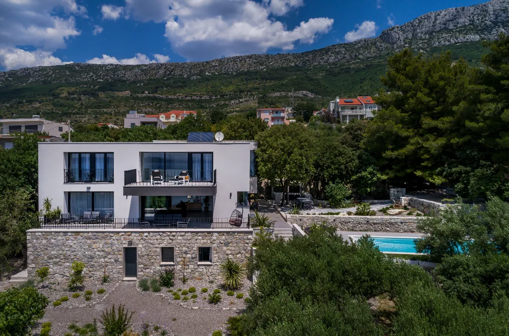 Kaštel Kambelovac Villa for Up to 12 Guests
