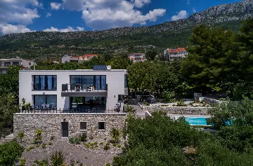 Kaštel Kambelovac Villa for Up to 12 Guests