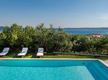 Kaštel Kambelovac Villa for Up to 12 Guests