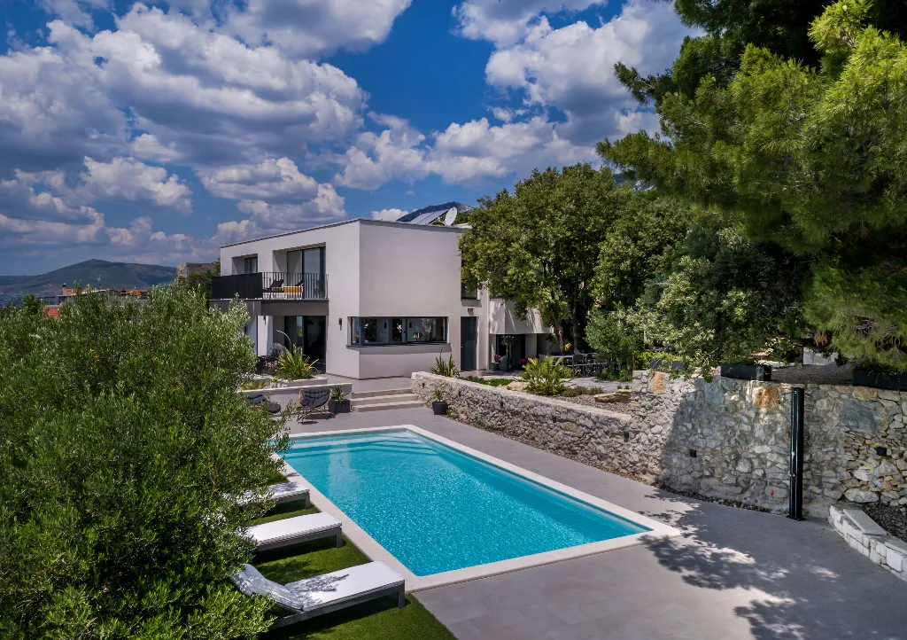 Kaštel Kambelovac Villa for Up to 12 Guests