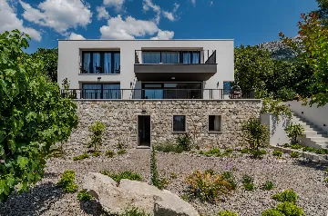 Kaštel Kambelovac Villa for Up to 12 Guests