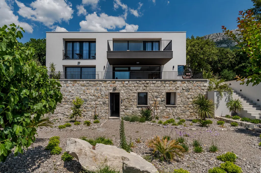 Kaštel Kambelovac Villa for Up to 12 Guests