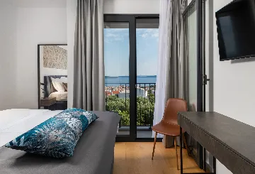 Kaštel Kambelovac Villa for Up to 12 Guests