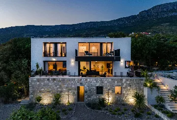 Kaštel Kambelovac Villa for Up to 12 Guests