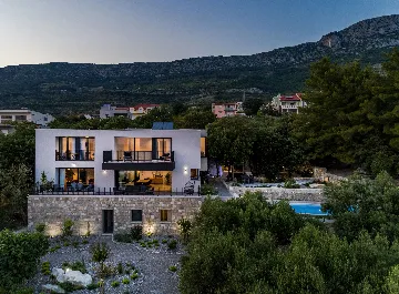 Kaštel Kambelovac Villa for Up to 12 Guests