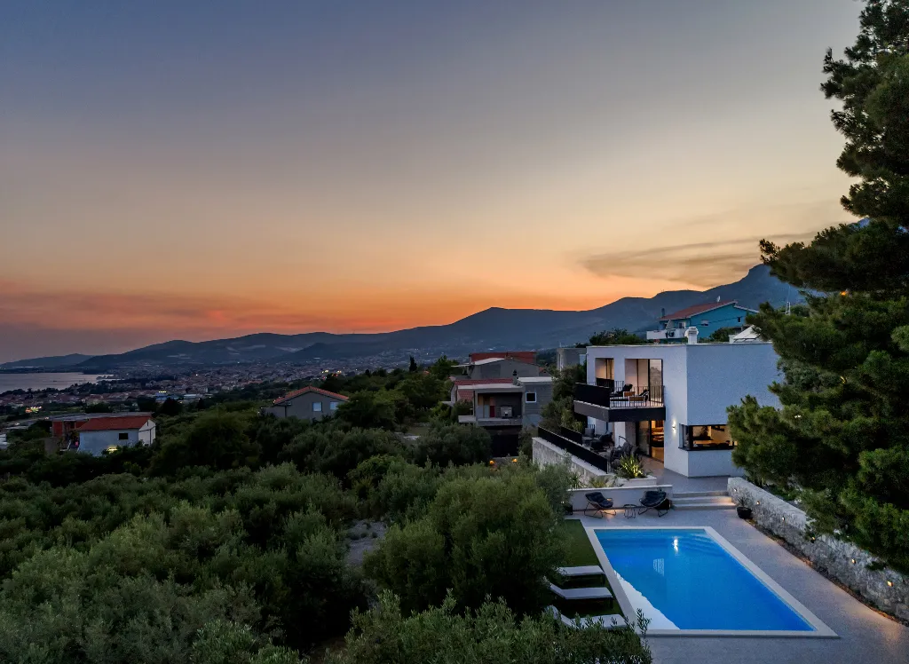 Kaštel Kambelovac Villa for Up to 12 Guests
