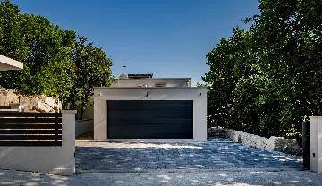 Kaštel Kambelovac Villa for Up to 12 Guests