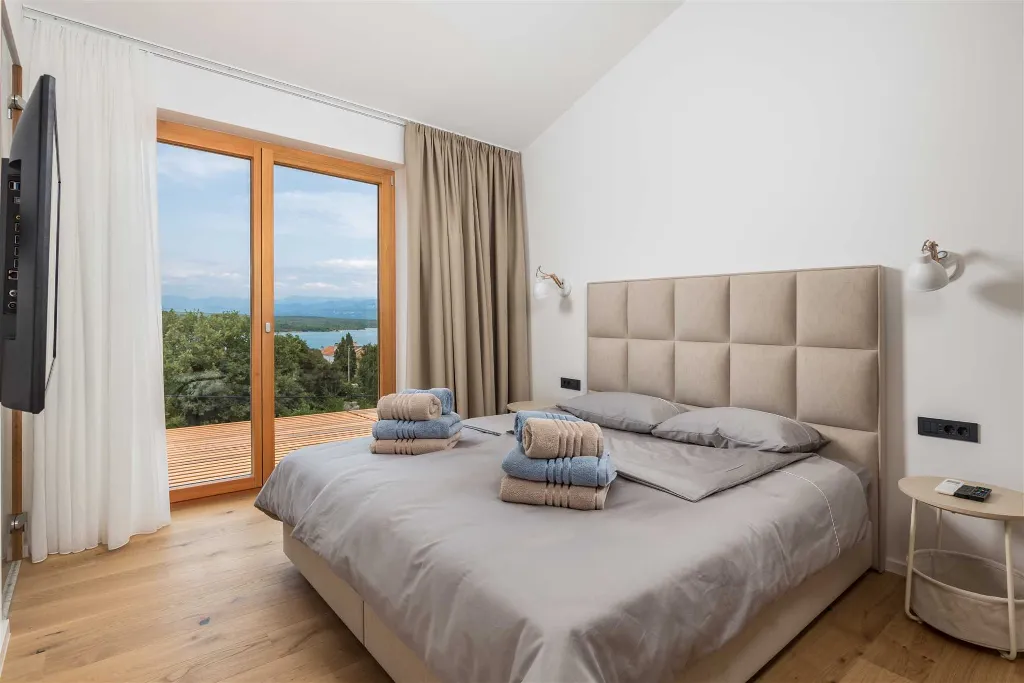 2-Bedroom Villa with Private Infinity Pool in Dobrinj