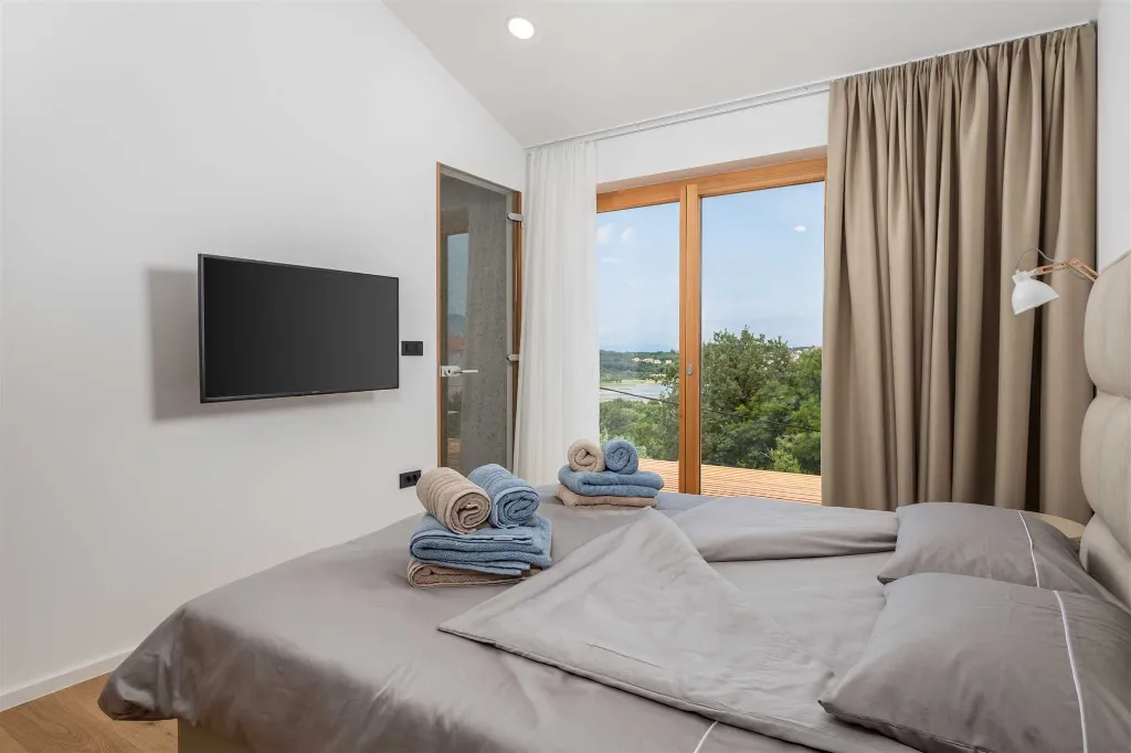 2-Bedroom Villa with Private Infinity Pool in Dobrinj