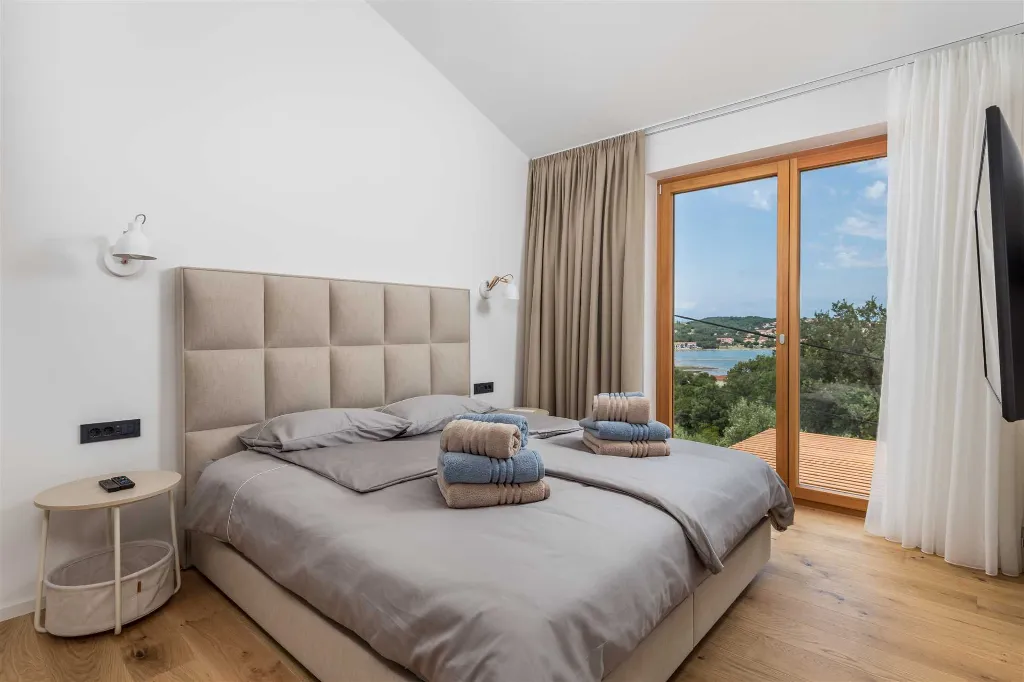2-Bedroom Villa with Private Infinity Pool in Dobrinj