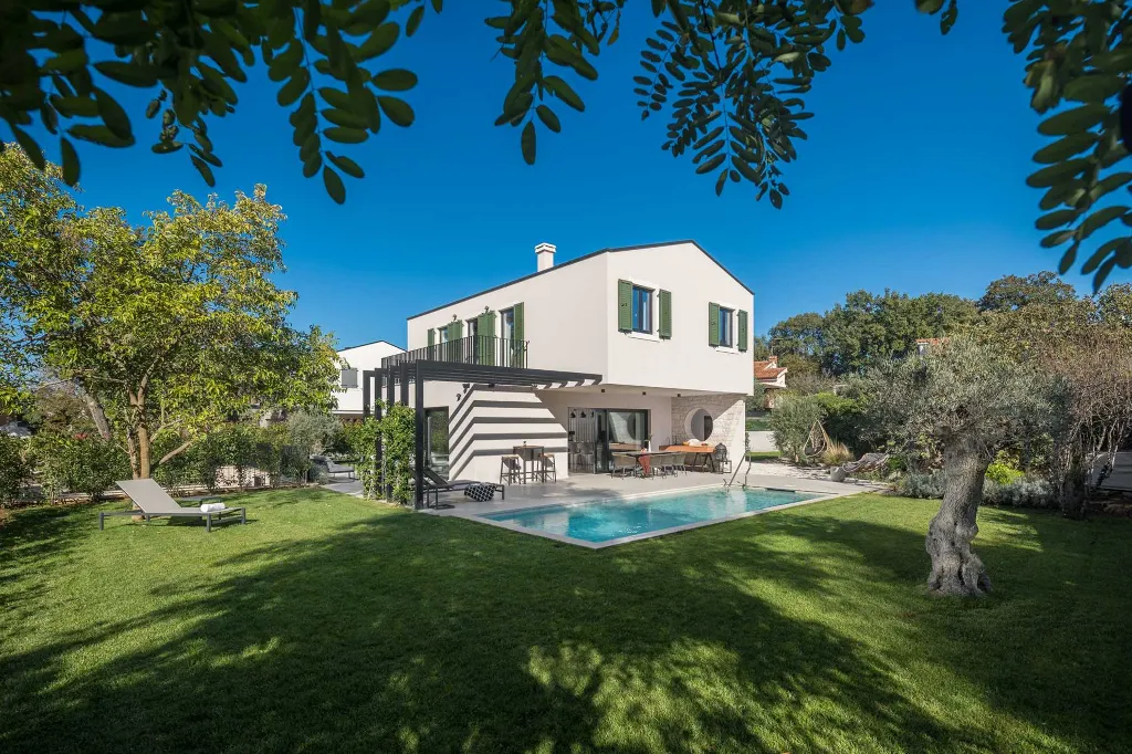 Villa with Heated Pool in Poreč for 8 Guests