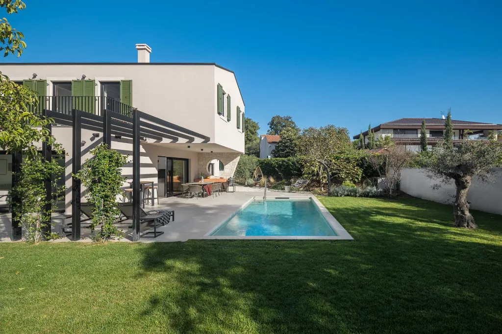 Villa with Heated Pool in Poreč for 8 Guests