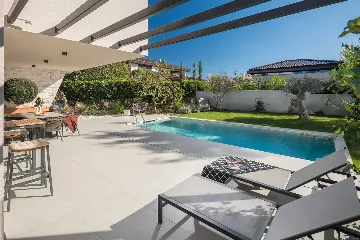 Villa with Heated Pool in Poreč for 8 Guests