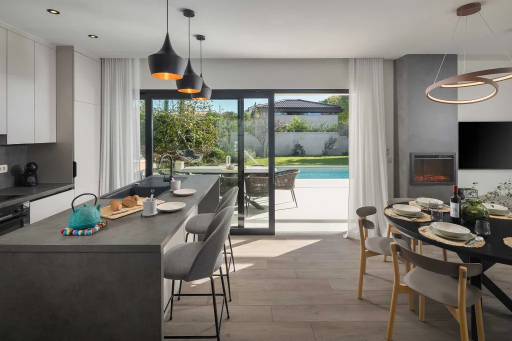 Villa with Heated Pool in Poreč for 8 Guests