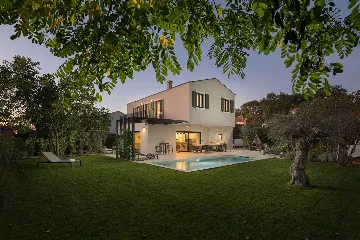 Villa with Heated Pool in Poreč for 8 Guests