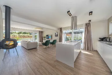 6-Bedroom Villa in Poreč for Up to 12 Guests