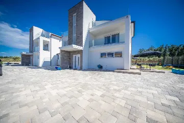 6-Bedroom Villa in Poreč for Up to 12 Guests
