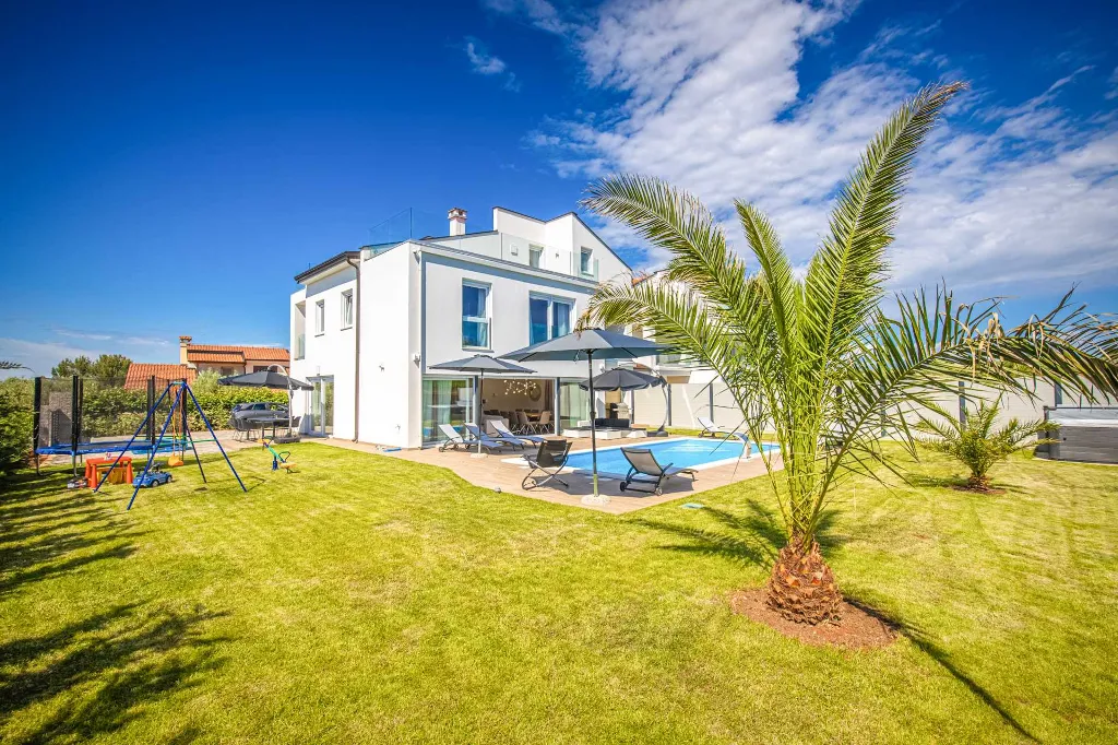 6-Bedroom Villa in Poreč for Up to 12 Guests