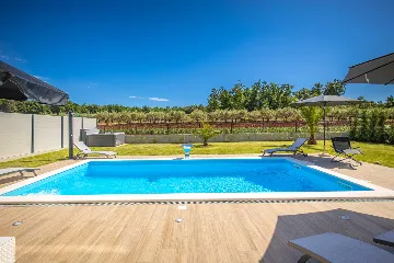 6-Bedroom Villa in Poreč for Up to 12 Guests