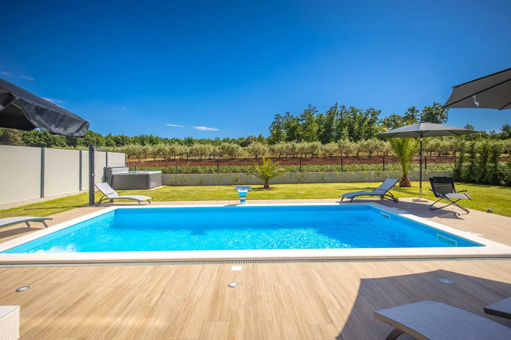 6-Bedroom Villa in Poreč for Up to 12 Guests