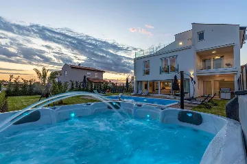 6-Bedroom Villa in Poreč for Up to 12 Guests