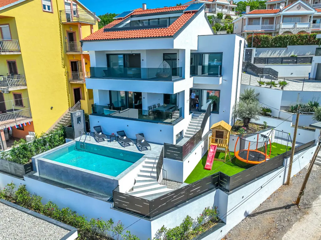Heated Pool Villa with Jacuzzi in Crikvenica