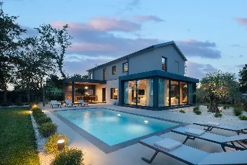 Villa with Pool & Sauna in Poreč for 6 Guests