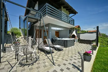 Holiday House in Dubrovčan for Up to 4 Guests