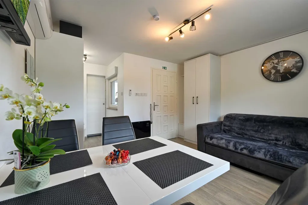 Holiday House in Dubrovčan for Up to 4 Guests