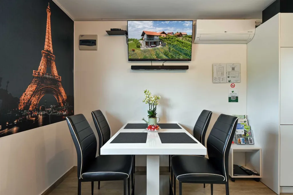 Holiday House in Dubrovčan for Up to 4 Guests