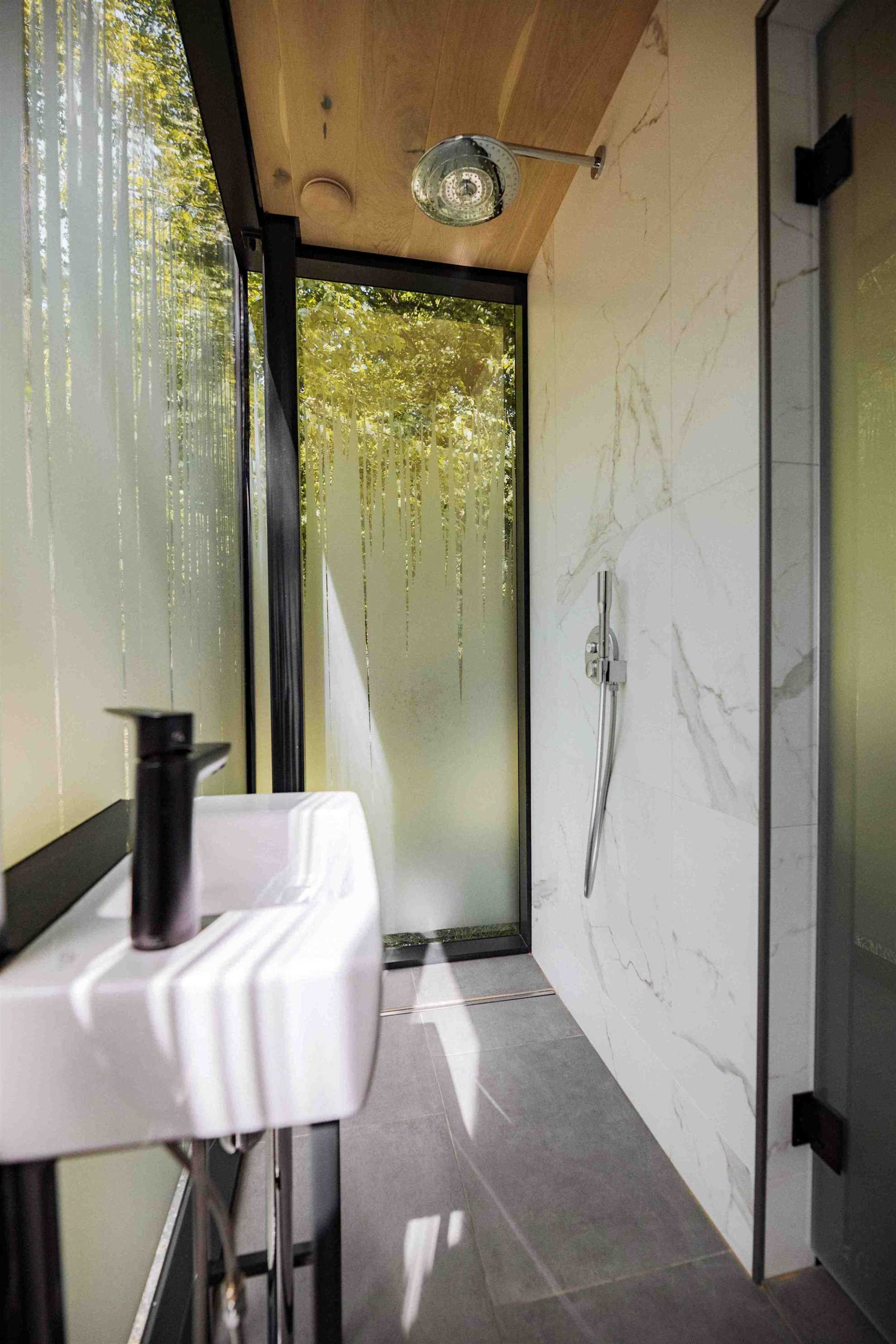 Glass house in nature - Terra