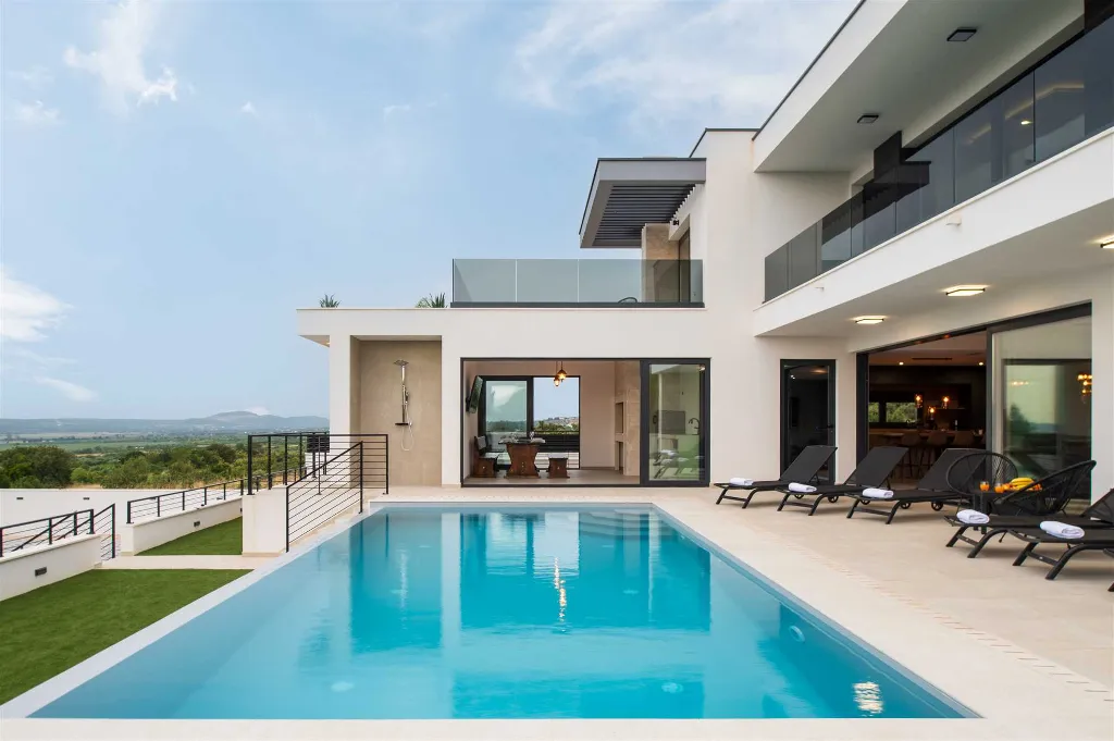Kakma 4-Bedroom Villa with Padel Court