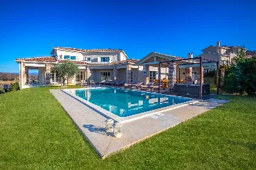 4-Bedroom Villa in Bajkini for Up to 10 Guests