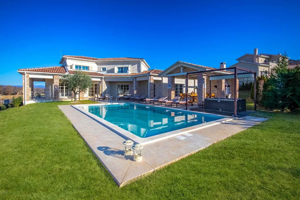 4-Bedroom Villa in Bajkini for Up to 10 Guests
