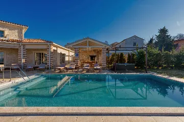 4-Bedroom Villa in Bajkini for Up to 10 Guests