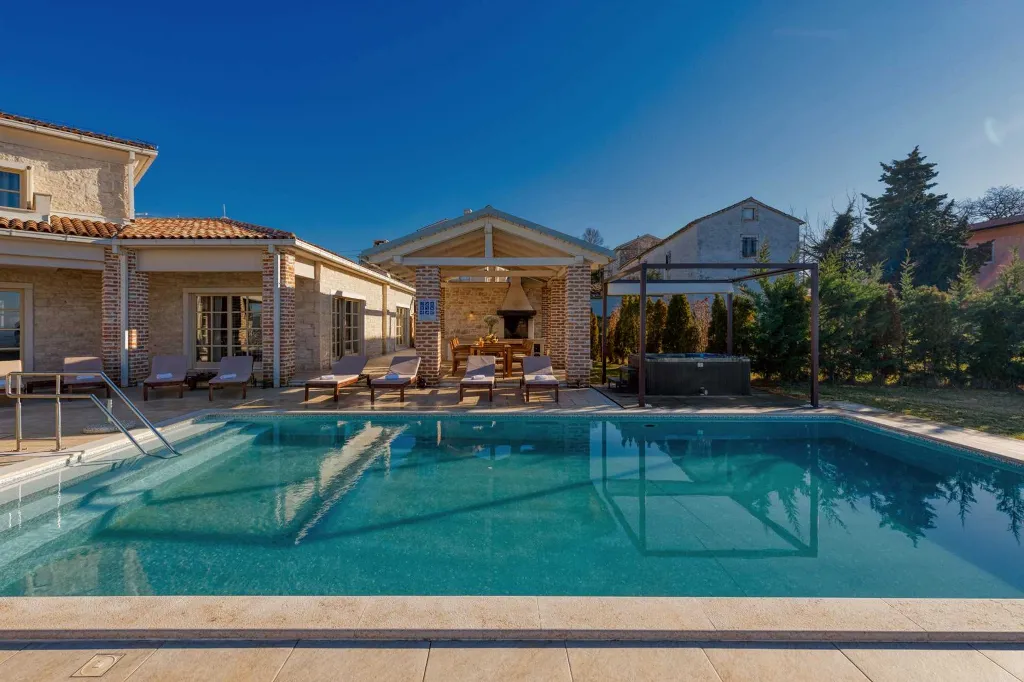 4-Bedroom Villa in Bajkini for Up to 10 Guests