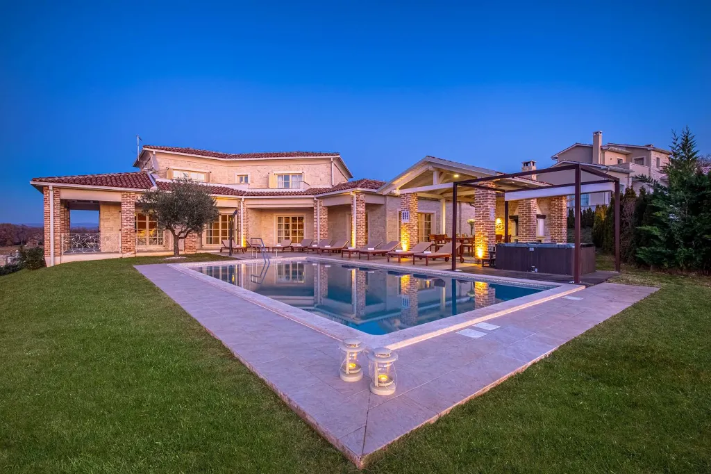 4-Bedroom Villa in Bajkini for Up to 10 Guests
