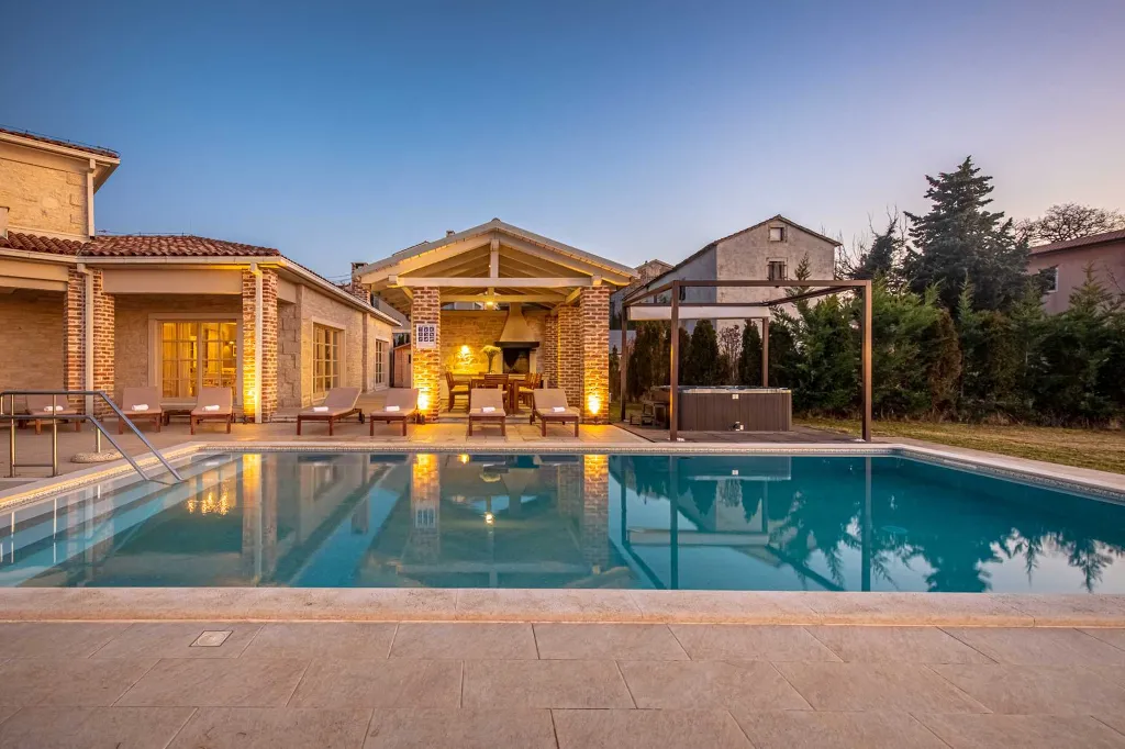 4-Bedroom Villa in Bajkini for Up to 10 Guests