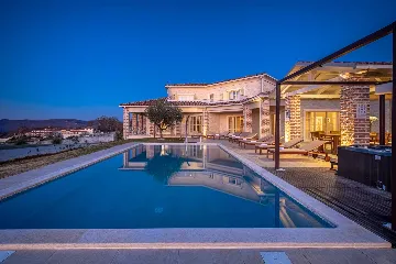 4-Bedroom Villa in Bajkini for Up to 10 Guests