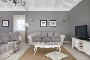 4-Bedroom Villa in Bajkini for Up to 10 Guests