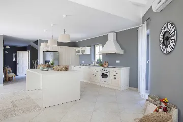 4-Bedroom Villa in Bajkini for Up to 10 Guests