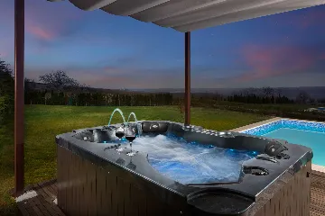 4-Bedroom Villa in Bajkini for Up to 10 Guests