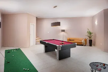 4-Bedroom Villa in Bajkini for Up to 10 Guests