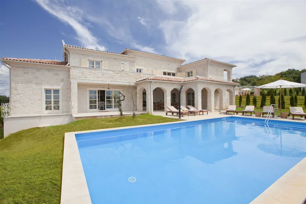 Bajkini 4-Bedroom Villa with Private Pool & Jacuzzi