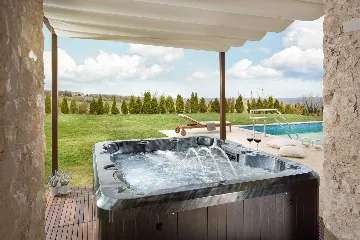 Bajkini 4-Bedroom Villa with Private Pool & Jacuzzi