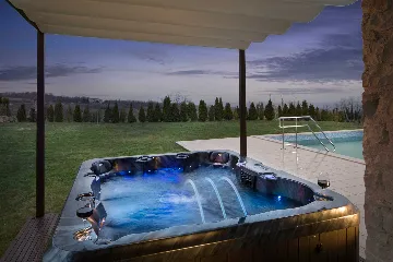 Bajkini 4-Bedroom Villa with Private Pool & Jacuzzi