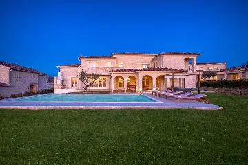 Bajkini 4-Bedroom Villa with Private Pool & Jacuzzi