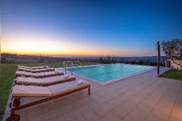 Bajkini 4-Bedroom Villa with Private Pool & Jacuzzi