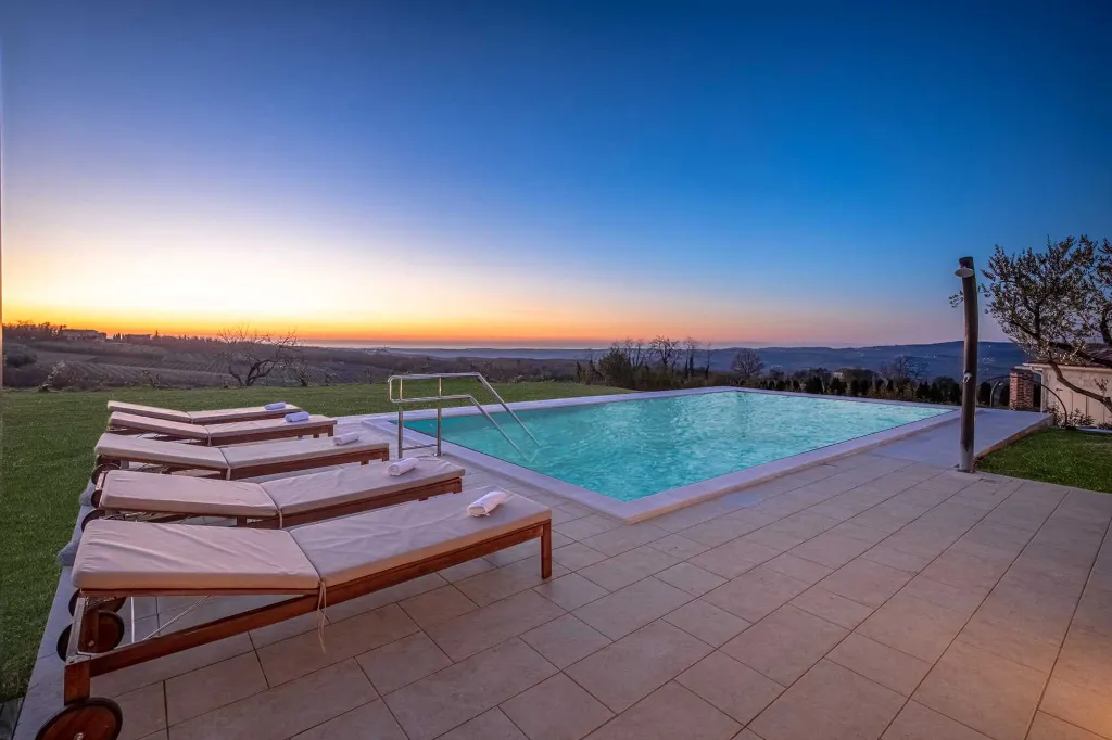 Bajkini 4-Bedroom Villa with Private Pool & Jacuzzi